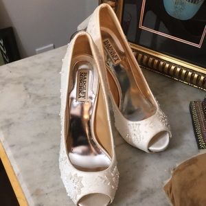 Like New Badgley Mischka Beaded Ivory Lace Sequins
